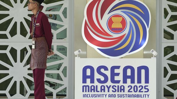 O logotipo da Associação de Nações do Sudeste Asiático (ASEAN, na sigla em inglês) exibido em um hotel onde ocorreu uma reunião de chanceleres da organização, em Langkawi. Malásia, 18 de janeiro de 2025 - Sputnik Brasil