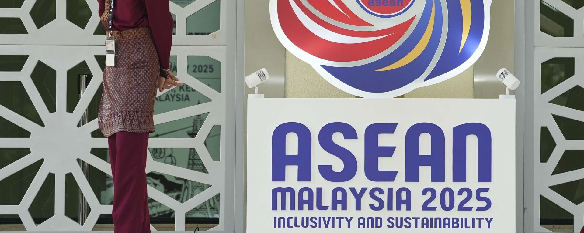 O logotipo da Associação de Nações do Sudeste Asiático (ASEAN, na sigla em inglês) exibido em um hotel onde ocorreu uma reunião de chanceleres da organização, em Langkawi. Malásia, 18 de janeiro de 2025 - Sputnik Brasil, 1920, 21.03.2025