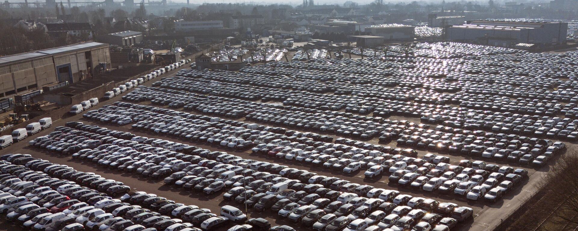 Carros alemães novos são armazenados em um centro logístico em Essen, Alemanha, enquanto o presidente dos EUA, Donald Trump, ameaça a União Europeia (UE) com novas tarifas, 3 de fevereiro de 2025 - Sputnik Brasil, 1920, 23.03.2025