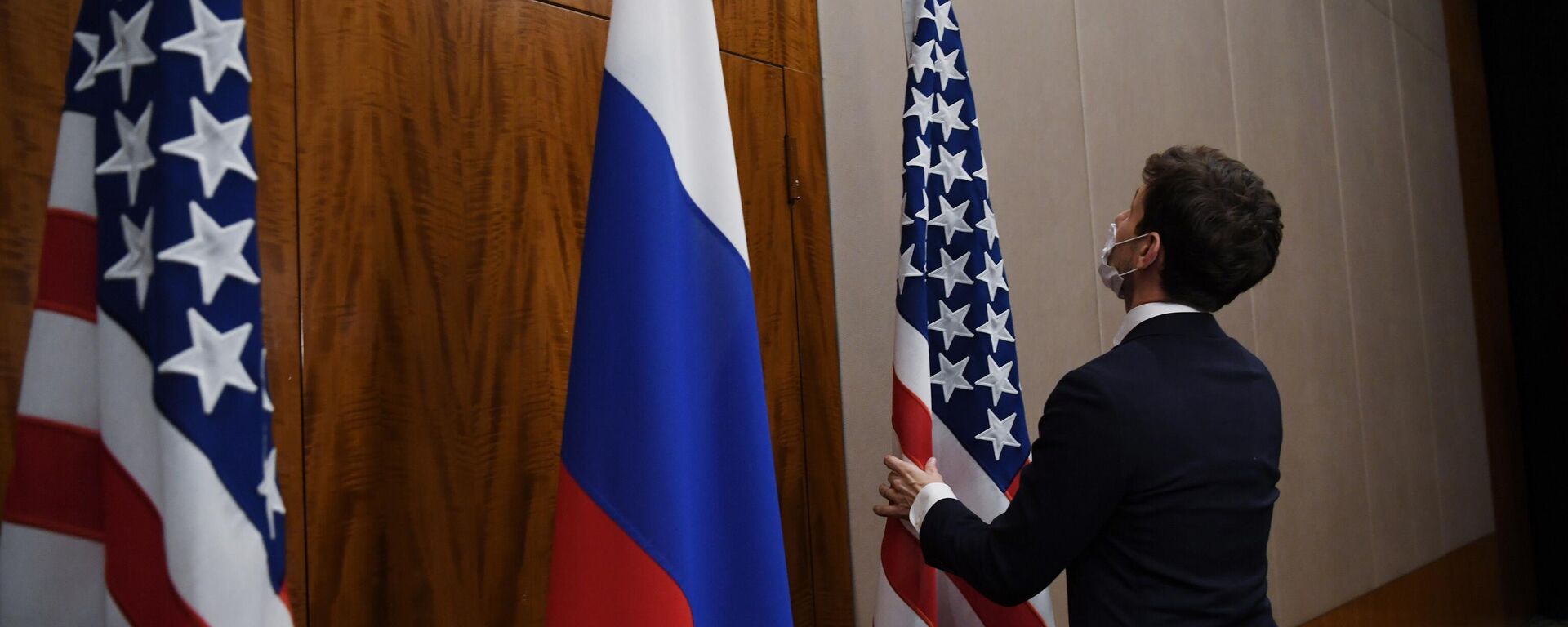 As bandeiras dos EUA e da Rússia - Sputnik Brasil, 1920, 23.06.2025