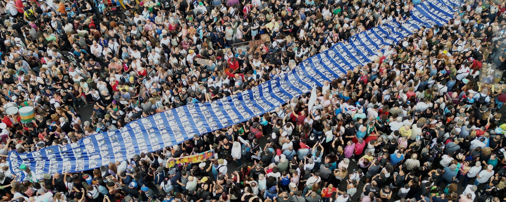 Manifestantes carregam uma faixa com fotos de pessoas desaparecidas durante a ditadura militar argentina (1976-1983) em uma marcha em comemoração ao aniversário do golpe de 1976 no país, em Buenos Aires, Argentina, 24 de março de 2025 - Sputnik Brasil, 1920, 25.03.2025