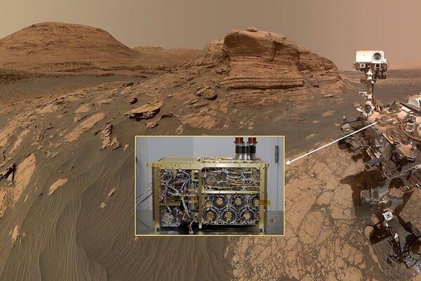 Selfie do rover Curiosity com inserção mostrando o instrumento SAM antes da instalação no rover. Nesta imagem, o rover está em frente ao Monte Mercou, um afloramento de 6 metros de altura, e próximo ao local de amostragem Nontron. Esta área está na região de transição entre a unidade portadora de argila que o rover terminou de explorar e a unidade portadora de sulfato que o rover está explorando Selfie do rover Curiosity com inserção mostrando o instrumento SAM antes da instalação no rover. Nesta imagem, o rover está em frente ao Monte Mercou, um afloramento de 6 metros de altura, e próximo ao local de amostragem Nontron. Esta área está na região de transição entre a unidade portadora de argila que o rover terminou de explorar e a unidade portadora de sulfato que o rover está explorando - Sputnik Brasil