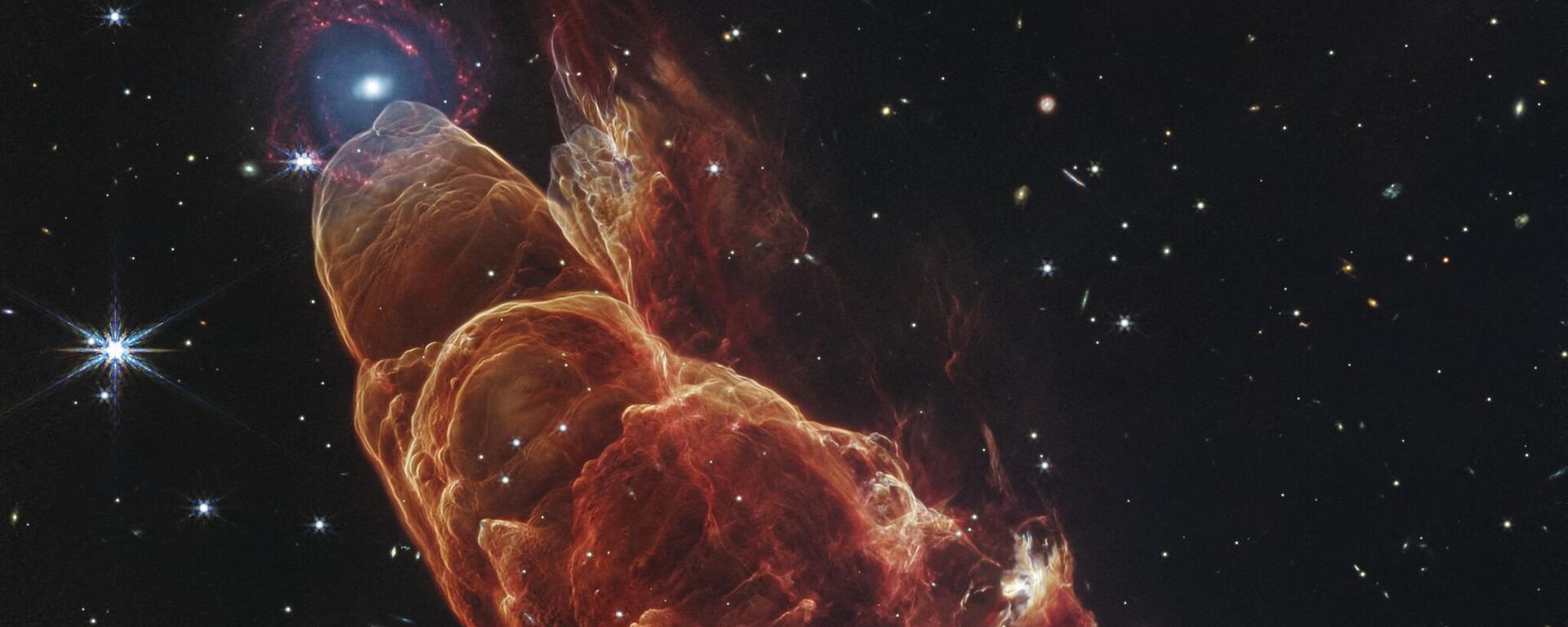 Herbig-Haro 49/50, um fluxo de uma estrela próxima ainda em formação, em luz infravermelha próxima e média de alta resolução observado pelo Telescópio Espacial James Webb (JWST) da NASA - Sputnik Brasil, 1920, 25.03.2025