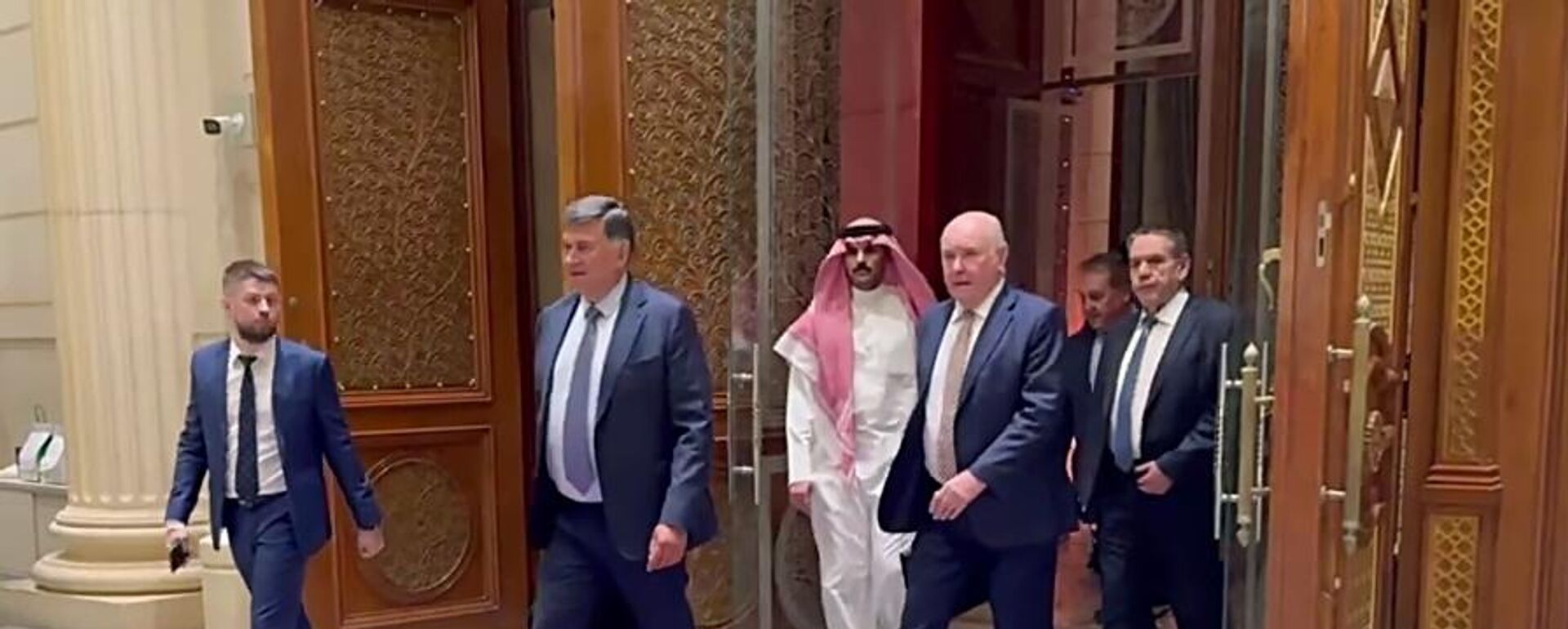 O presidente do Comitê de Assuntos Internacionais do Conselho da Federação, Grigory Karasin (segundo da direita), e pelo assessor do chefe do Serviço Federal de Segurança (FSB), Sergei Beseda (segundo da esquerda), após o fim das negociações entre as delegações da Rússia e dos Estados Unidos sobre a solução do conflito ucraniano em Riad, Arábia Saudita, 24 de março de 2025 O presidente do Comitê de Assuntos Internacionais do Conselho da Federação, Grigory Karasin (segundo da direita), e pelo assessor do chefe do Serviço Federal de Segurança (FSB), Sergei Beseda (segundo da esquerda), após o fim das negociações entre as delegações da Rússia e dos Estados Unidos sobre a solução do conflito ucraniano em Riad, Arábia Saudita, 24 de março de 2025 - Sputnik Brasil, 1920, 26.03.2025