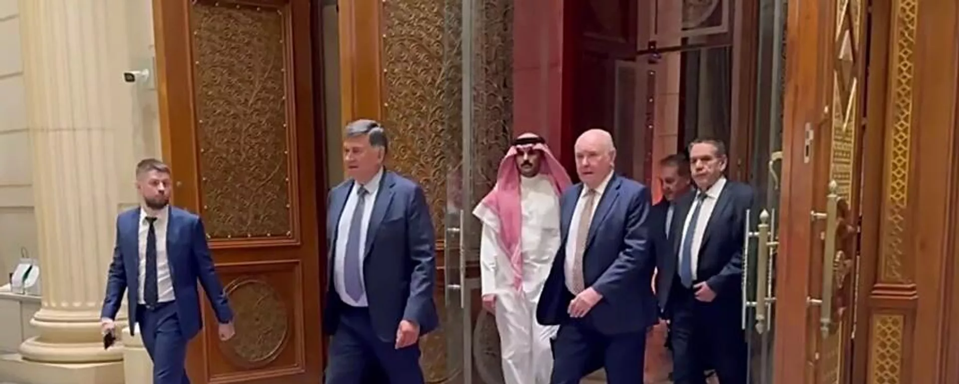 O presidente do Comitê de Assuntos Internacionais do Conselho da Federação, Grigory Karasin (segundo da direita), e pelo assessor do chefe do Serviço Federal de Segurança (FSB), Sergei Beseda (segundo da esquerda), após o fim das negociações entre as delegações da Rússia e dos Estados Unidos sobre a solução do conflito ucraniano em Riad, Arábia Saudita, 24 de março de 2025 - Sputnik Brasil, 1920, 26.03.2025