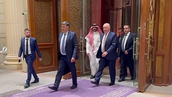 O presidente do Comitê de Assuntos Internacionais do Conselho da Federação, Grigory Karasin (segundo da direita), e pelo assessor do chefe do Serviço Federal de Segurança (FSB), Sergei Beseda (segundo da esquerda), após o fim das negociações entre as delegações da Rússia e dos Estados Unidos sobre a solução do conflito ucraniano em Riad, Arábia Saudita, 24 de março de 2025 - Sputnik Brasil