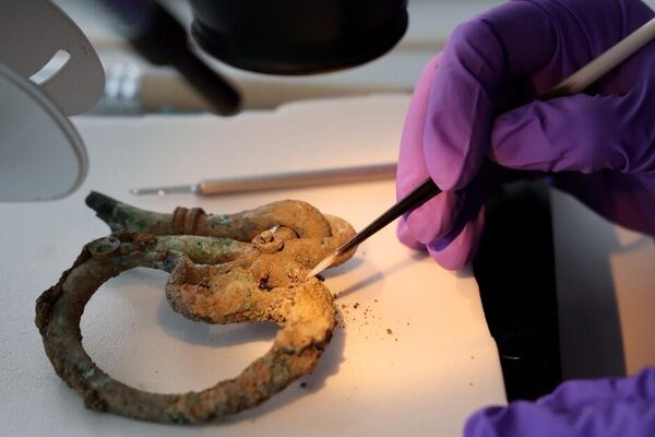 Equipe que especialistas realiza a análise e limpeza de um dos artefatos encontrados - Sputnik Brasil