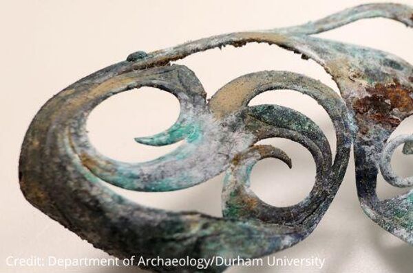 Um dos artefatos de ferro descobertos que se assemelha a uma espécie de adorno bem trabalhado - Sputnik Brasil