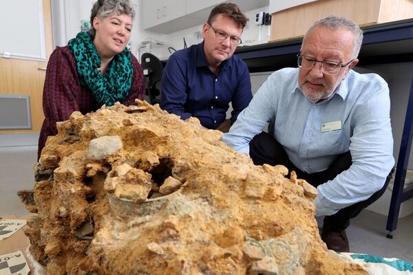 Arqueólogos examinam um pedaço de solo contendo uma série de artefatos de ferro - Sputnik Brasil