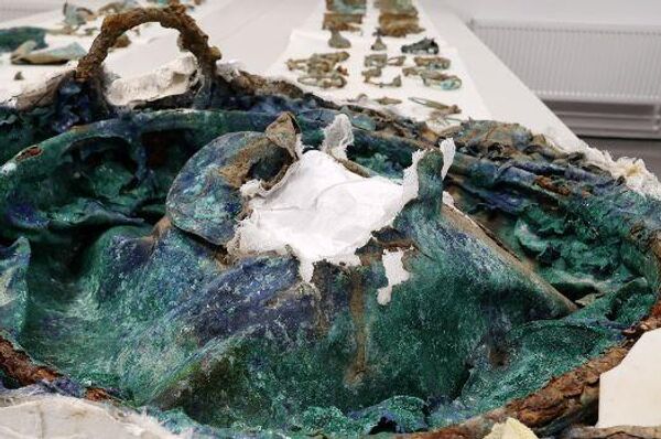 Dentre os artefatos de ferro descobertos, em destaque, está uma espécie de recipiente ou bacia que ainda preserva alças - Sputnik Brasil