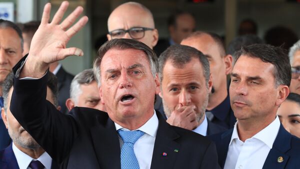 O ex-presidente Jair Bolsonaro (PL) durante declaração à imprensa após virar réu no Supremo Tribunal Federal (STF), em 26 de março de 2025 - Sputnik Brasil