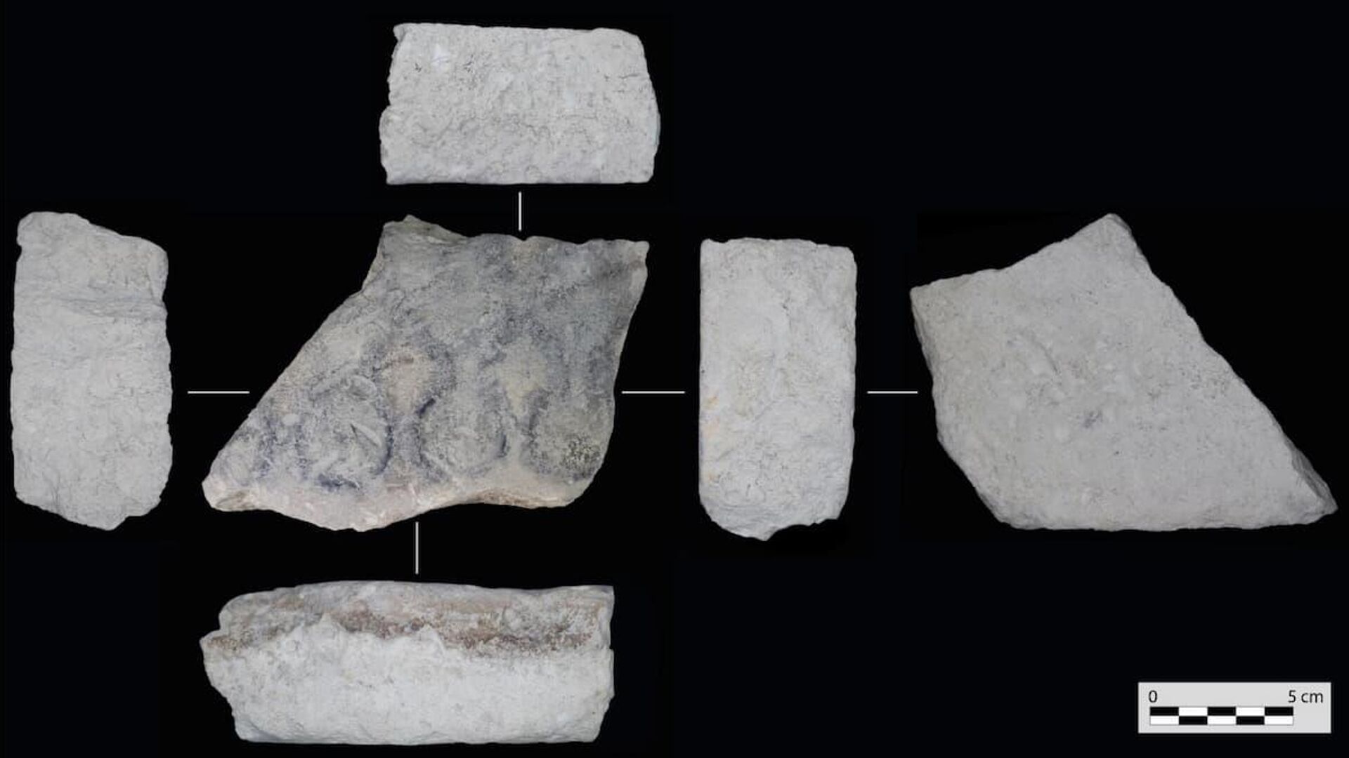 Imagens detalhadas do molde de pedra usado para produção de moedas em branco. Corresponde à válvula plana de um molde bivalve Imagens detalhadas do molde de pedra usado para produção de moedas em branco. Corresponde à válvula plana de um molde bivalve - Sputnik Brasil, 1920, 27.03.2025