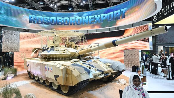 Um tanque T-90MS no estande da Rosoboronexport na exposição IDEX 2025 nos Emirados Árabes Unidos - Sputnik Brasil