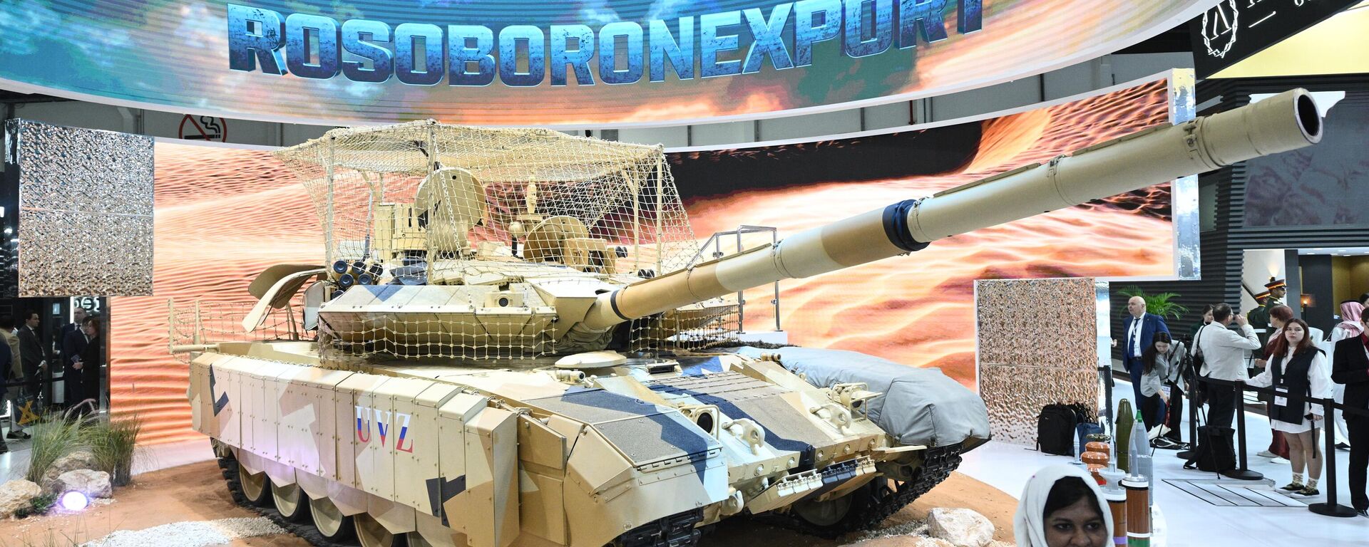 Um tanque T-90MS no estande da Rosoboronexport na exposição IDEX 2025 nos Emirados Árabes Unidos - Sputnik Brasil, 1920, 27.03.2025