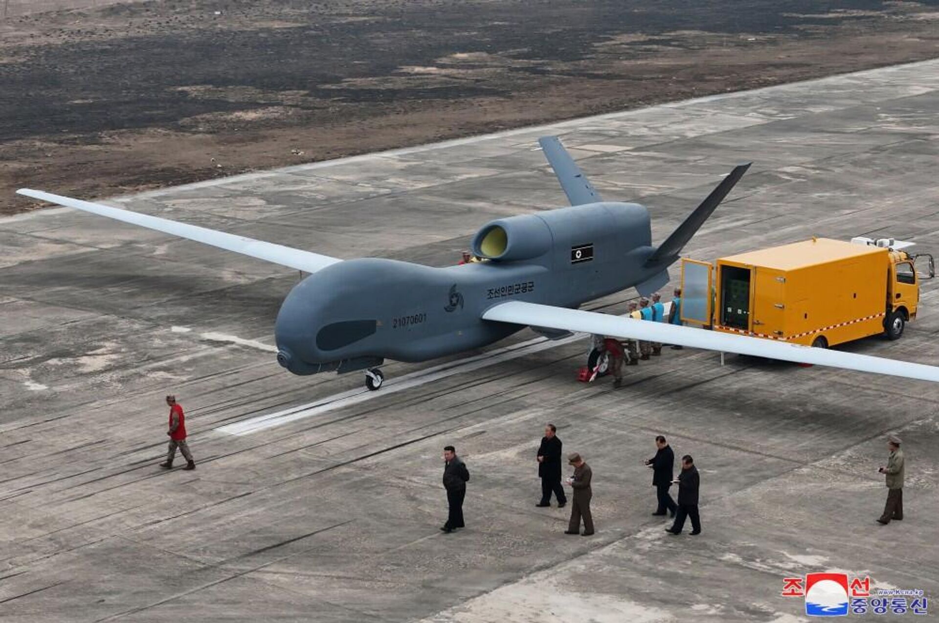 Kim Jong-un perto de drone de reconhecimento - Sputnik Brasil, 1920, 28.03.2025