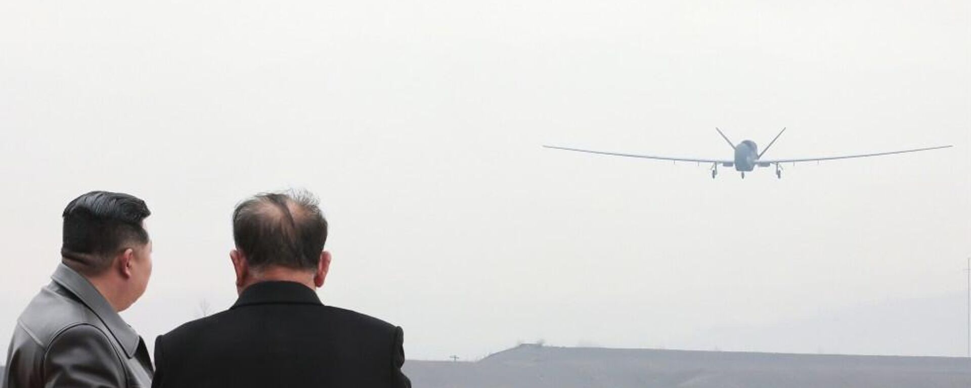 Kim Jong-un assiste a uma demonstração das capacidades dos drones de reconhecimento e dos drones kamikaze - Sputnik Brasil, 1920, 28.03.2025