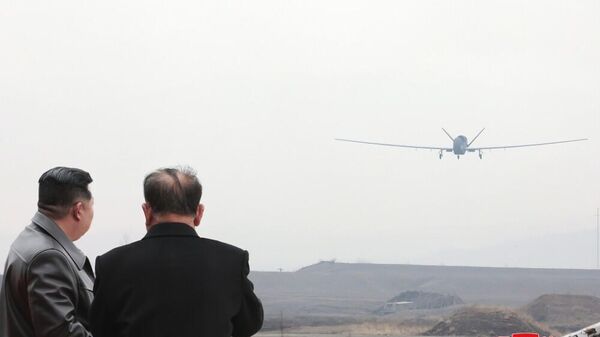 Kim Jong-un assiste a uma demonstração das capacidades dos drones de reconhecimento e dos drones kamikaze - Sputnik Brasil