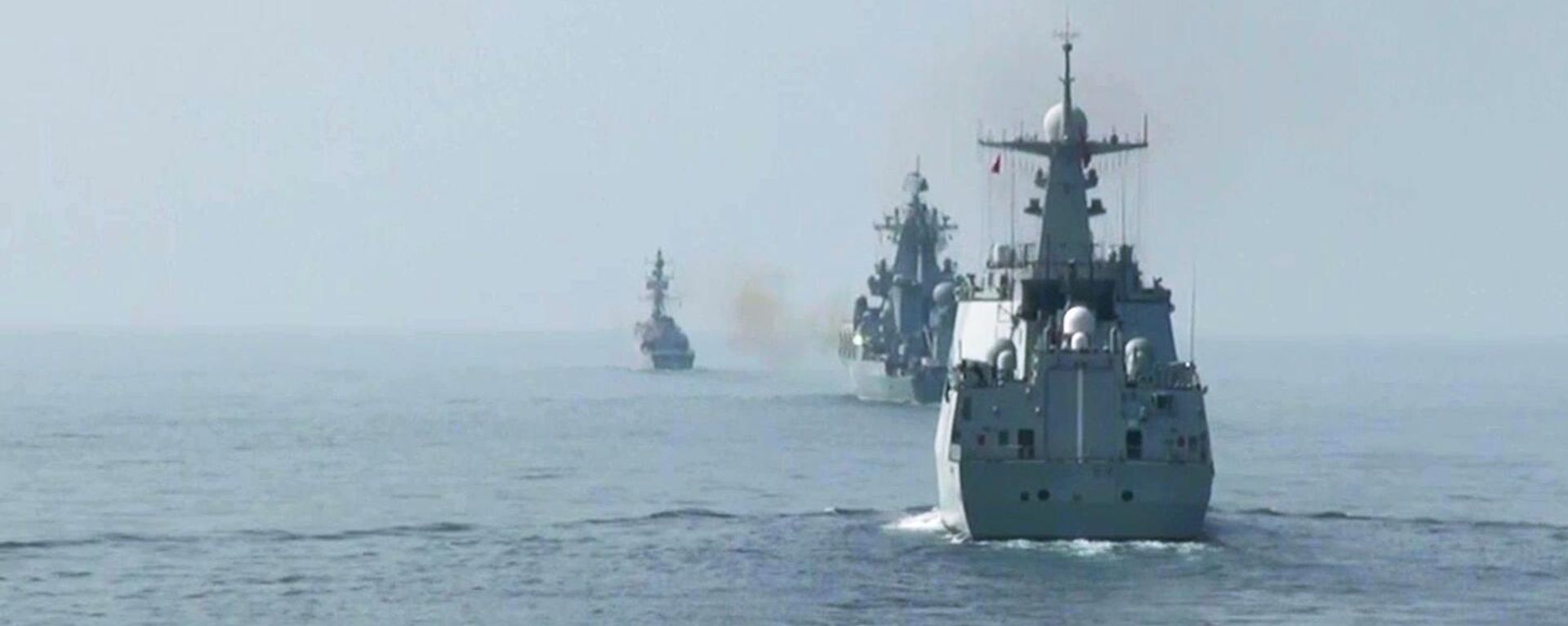 Navios de guerra da Rússia, Irã e China enfileirados durante o exercício naval CHIRU-2022 no Mar da Arábia (foto de arquivo)  - Sputnik Brasil, 1920, 14.08.2026