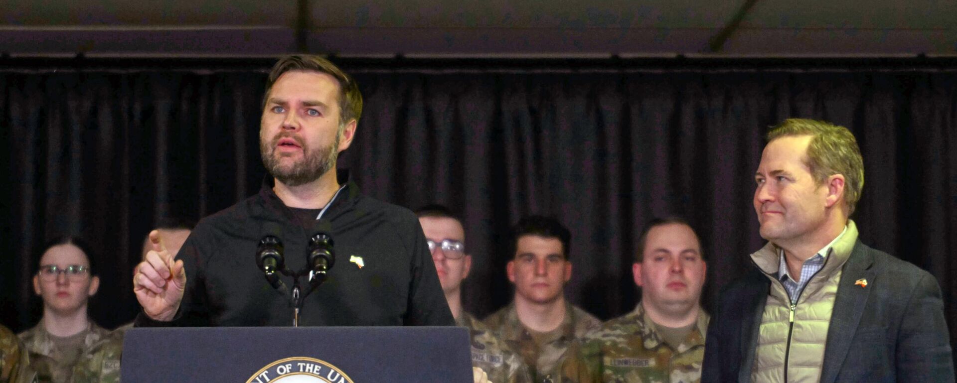 J. D. Vance, vice-presidente dos EUA, fala na base espacial Pituffik, dos militares dos EUA. Groenlândia, 28 de março de 2025 - Sputnik Brasil, 1920, 28.03.2025