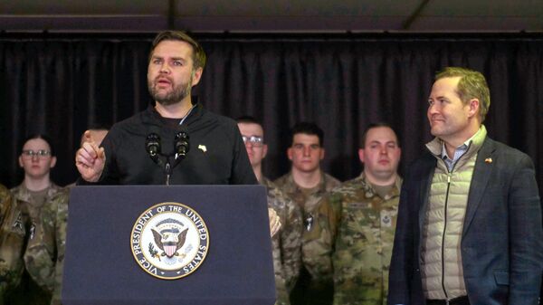 J. D. Vance, vice-presidente dos EUA, fala na base espacial Pituffik, dos militares dos EUA. Groenlândia, 28 de março de 2025 - Sputnik Brasil