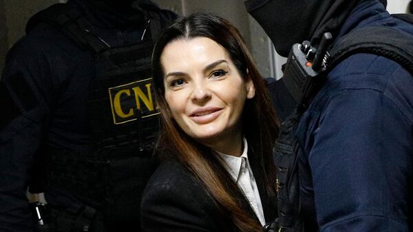 Chefe da Gagaúzia, Yevgenia Gutsul, ao deixar a sessão da corte em Chisinau, em 28 de março de 2025. - Sputnik Brasil