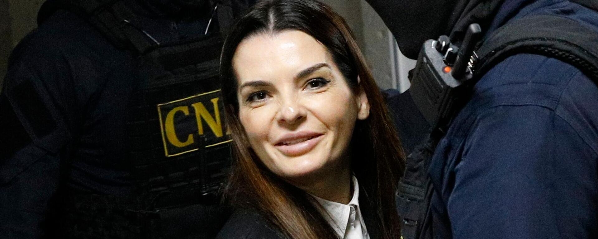 Chefe da Gagaúzia, Yevgenia Gutsul, ao deixar a sessão da corte em Chisinau, em 28 de março de 2025. - Sputnik Brasil, 1920, 29.03.2025