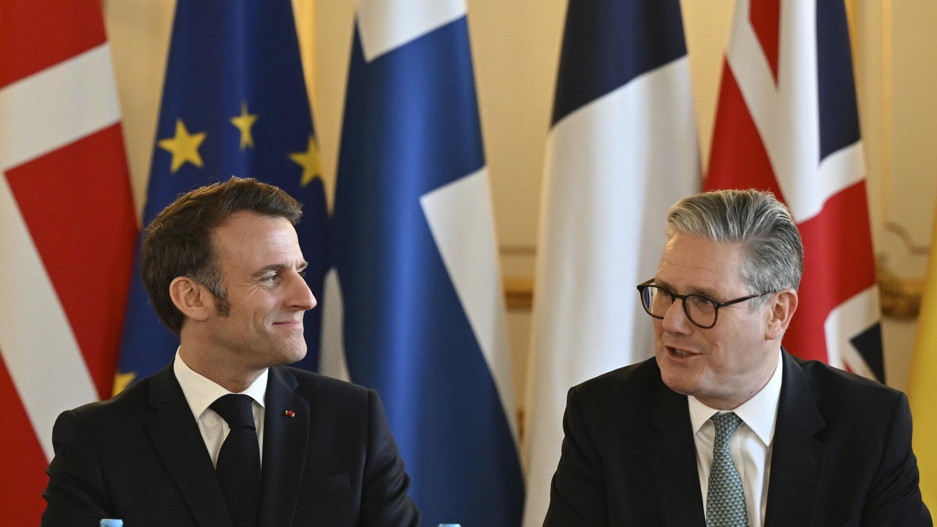 O primeiro ministro britânico, Keir Starmer, à direita, e o presidente de França, Emmanuel Macron, no encontro de líderes europeus para debater sobre a Ucrânia, em Lancaster House, Londres, em 2 de março de 2025 - Sputnik Brasil, 1920, 18.07.2025