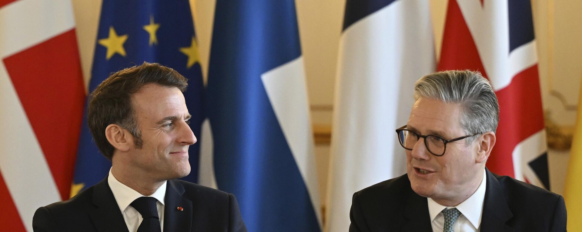 O primeiro ministro britânico, Keir Starmer, à direita, e o presidente de França, Emmanuel Macron, no encontro de líderes europeus para debater sobre a Ucrânia, em Lancaster House, Londres, em 2 de março de 2025 - Sputnik Brasil, 1920, 18.07.2025