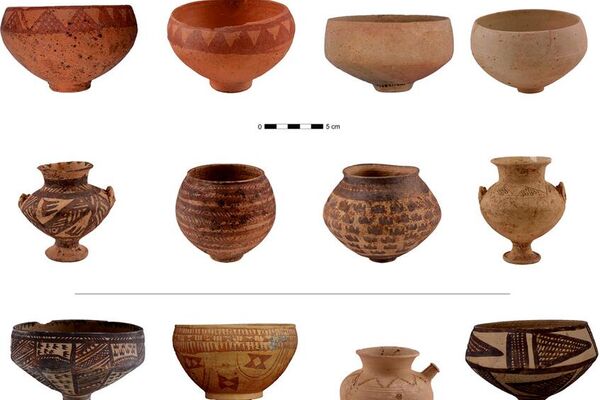Cerâmica Ninevita 5 — cerâmica produzida durante o período da Idade do Bronze na região da Mesopotâmia — dos conjuntos funerários em Basur Hoyuk Cerâmica Ninevita 5 — cerâmica produzida durante o período da Idade do Bronze na região da Mesopotâmia — dos conjuntos funerários em Basur Hoyuk - Sputnik Brasil