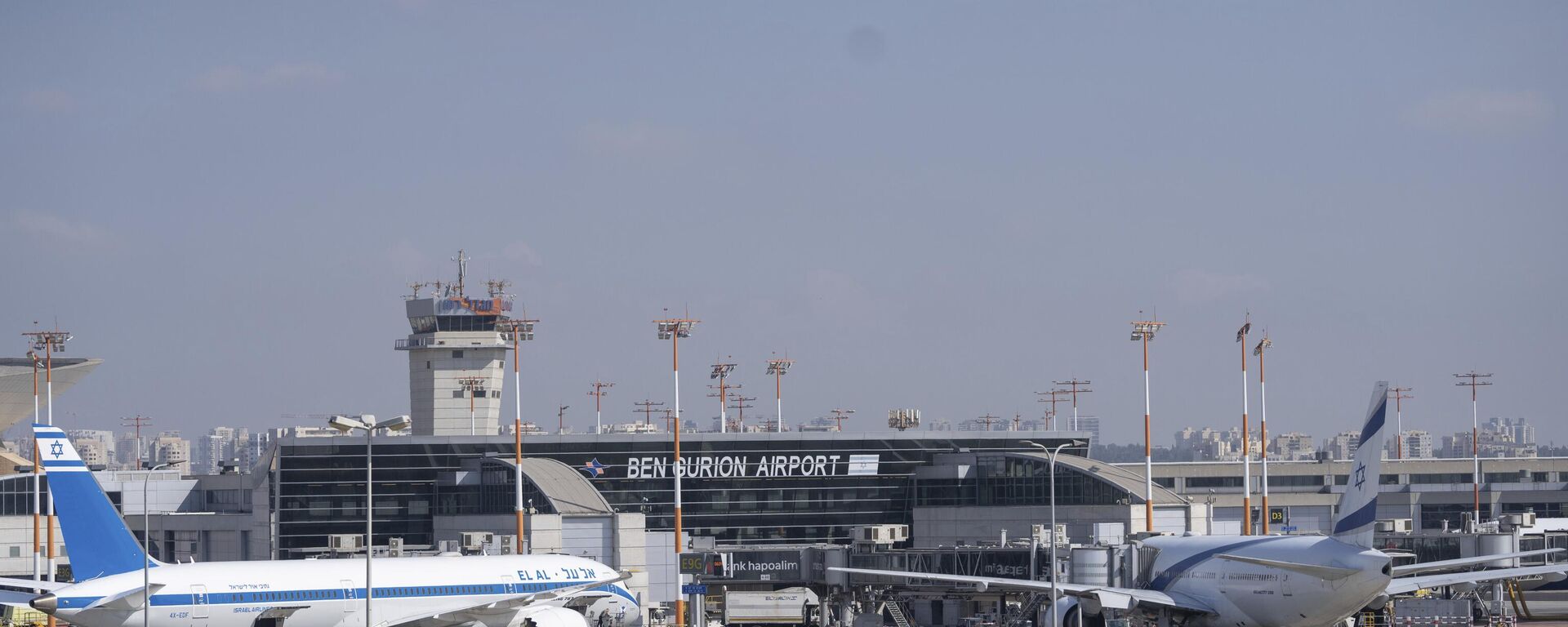 Dois aviões estacionados no Aeroporto Internacional Ben Gurion, perto de Tel Aviv, Israel, 2 de setembro de 2024 - Sputnik Brasil, 1920, 30.03.2025