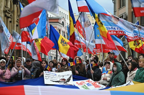Diásporas moldava e gagauz na Rússia participam de uma manifestação em conexão com a detenção da chefe da Gagaúzia, Yevgenia Gutsul, em frente à embaixada da Moldávia em Moscou, em 30 de março de 2025 - Sputnik Brasil