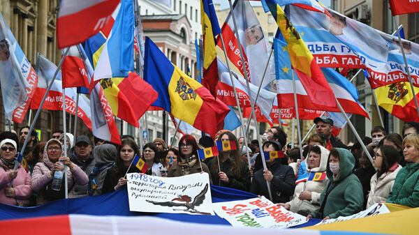 Diásporas moldava e gagauz na Rússia participam de uma manifestação em conexão com a detenção da chefe da Gagaúzia, Yevgenia Gutsul, em frente à embaixada da Moldávia em Moscou, em 30 de março de 2025 - Sputnik Brasil