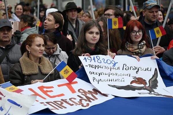 Diásporas moldava e gagauz na Rússia participam de uma manifestação em conexão com a detenção da chefe da Gagaúzia, Yevgenia Gutsul, em frente à embaixada da Moldávia em Moscou, em 30 de março de 2025 - Sputnik Brasil