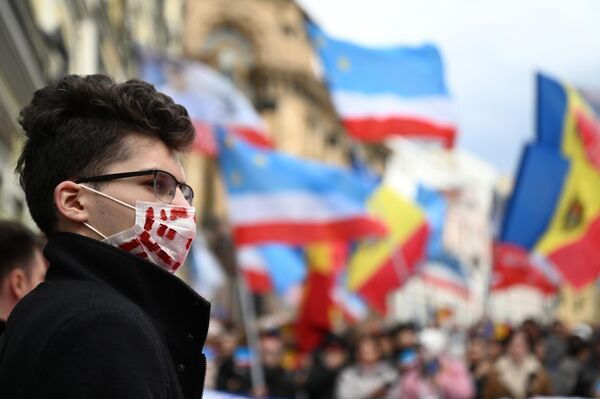 Diásporas moldava e gagauz na Rússia participam de uma manifestação em conexão com a detenção da chefe da Gagaúzia, Yevgenia Gutsul, em frente à embaixada da Moldávia em Moscou, em 30 de março de 2025 - Sputnik Brasil