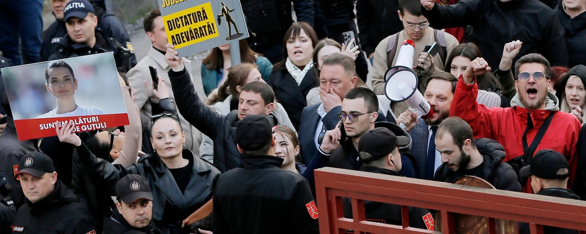 Apoiadores da chefe da Gagaúzia, Yevgenia Gutsul, protestam em frente do tribunal em Chisinau, em 30 de março de 2025 - Sputnik Brasil, 1920, 15.06.2025