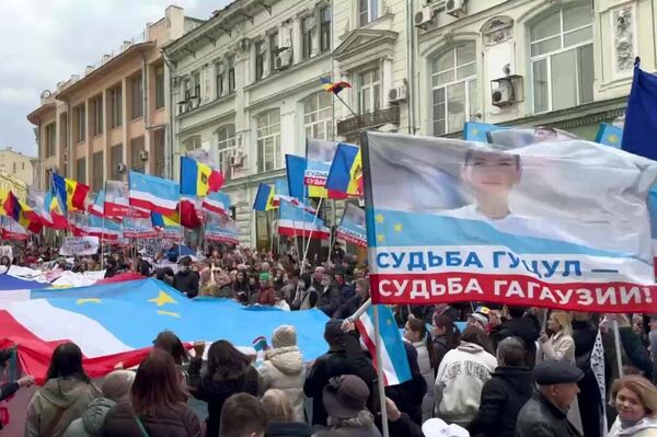 Diásporas moldava e gagauz na Rússia participam de uma manifestação em conexão com a detenção da chefe da Gagaúzia, Yevgenia Gutsul, em frente à embaixada da Moldávia em Moscou, em 30 de março de 2025 - Sputnik Brasil