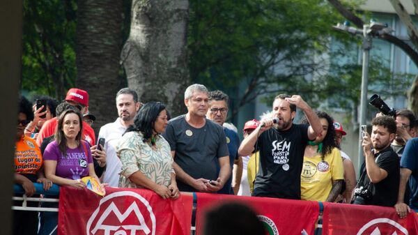 Guilherme Boulos (Psol-SP) discursa durante manifestação contra anistia em São Paulo, 30 de março de 2025 - Sputnik Brasil