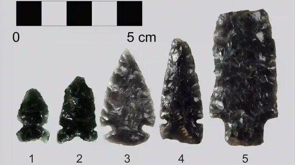 Esses pequenos artefatos de obsidiana são típicos daqueles encontrados na América do Norte. As ferramentas esculpidas à mão foram desenterradas em saltos de bisões, acampamentos pré-históricos e outros sítios de escavação arqueológica por toda Alberta - Sputnik Brasil