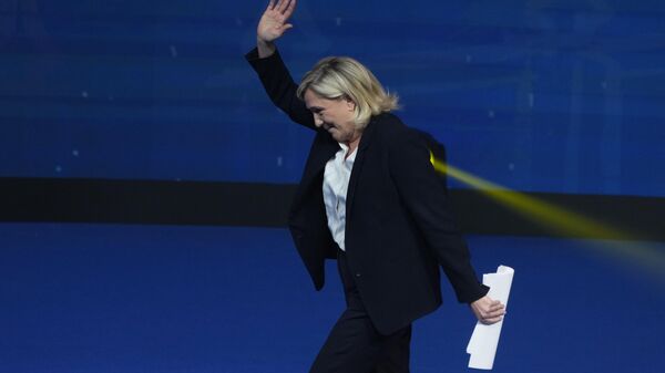 A líder política francesa Marine Le Pen acena após fazer um discurso durante a cúpula da direita Patriotas pela Europa em Madri, Espanha, 8 de fevereiro de 2025 - Sputnik Brasil