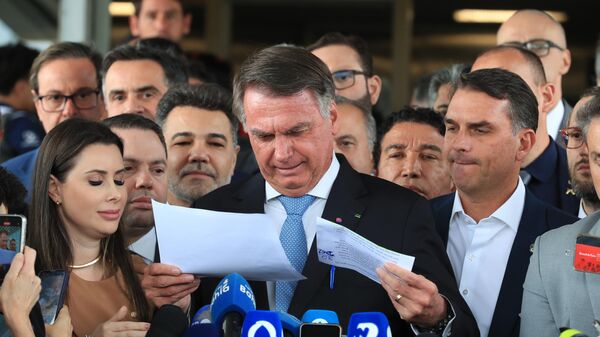 Ex-presidente Jair Bolsonaro durante declaração à imprensa após virar réu no STF, em Brasília 26 de março de 2025 - Sputnik Brasil