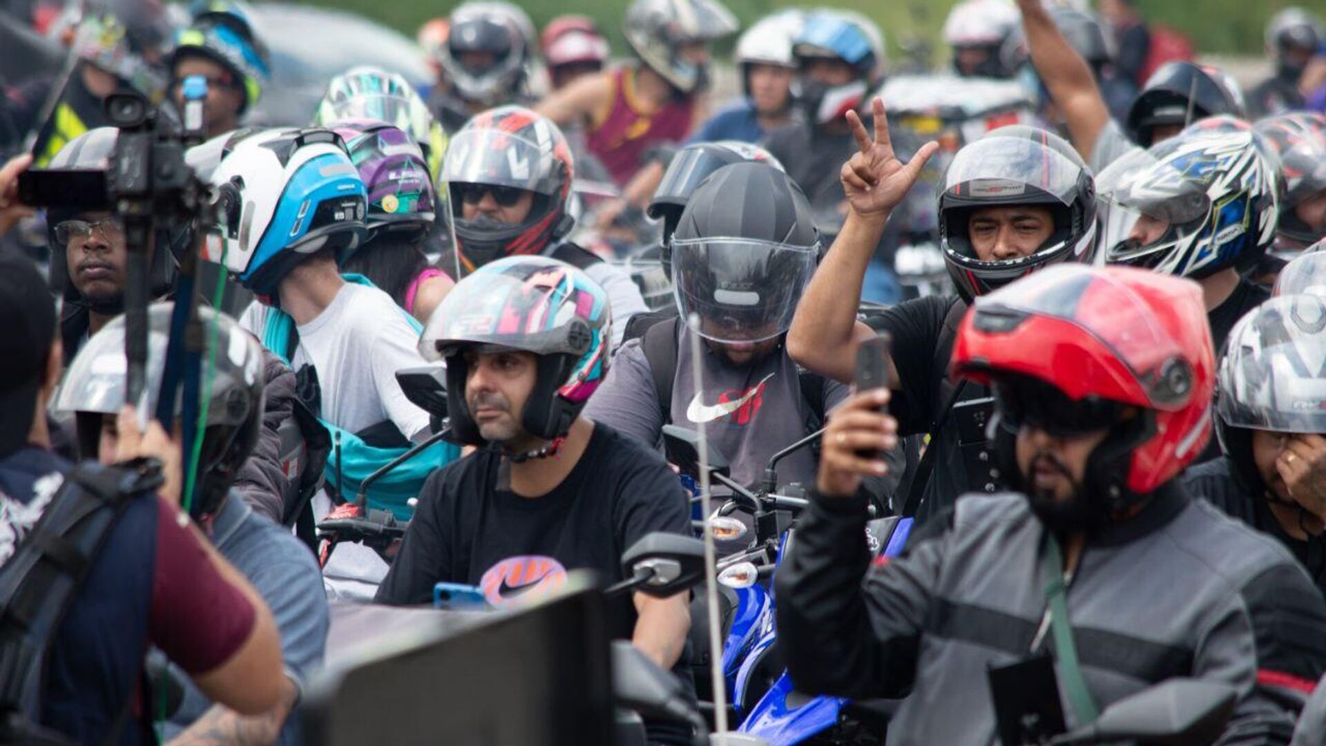 Motociclistas partem da praça Charles Miller, no bairro do Pacaembu, em São Paulo, em direção à avenida Paulista. São Paulo, 31 de março de 2025 Motociclistas partem da praça Charles Miller, no bairro do Pacaembu, em São Paulo, em direção à avenida Paulista. São Paulo, 31 de março de 2025 - Sputnik Brasil, 1920, 31.03.2025