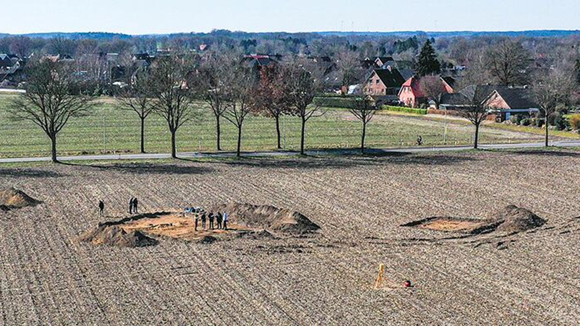 Arqueólogos descobriram punhais e artefatos em uma colina de 28 metros de altura perto de Kutenholz, na Alemanha Arqueólogos descobriram punhais e artefatos em uma colina de 28 metros de altura perto de Kutenholz, na Alemanha - Sputnik Brasil, 1920, 01.04.2025