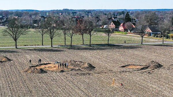 Arqueólogos descobriram punhais e artefatos em uma colina de 28 metros de altura perto de Kutenholz, na Alemanha - Sputnik Brasil