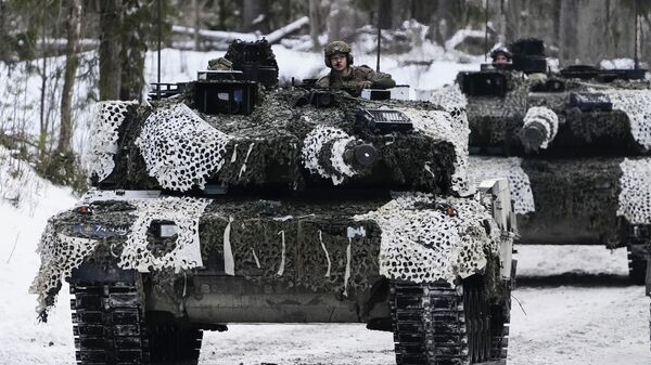 Tanques dinamarqueses Leopard 2A7 em movimento durante os exercícios militares do Acampamento de Inverno 23 perto de Tapa, Estônia, 5 de fevereiro de 2023 - Sputnik Brasil