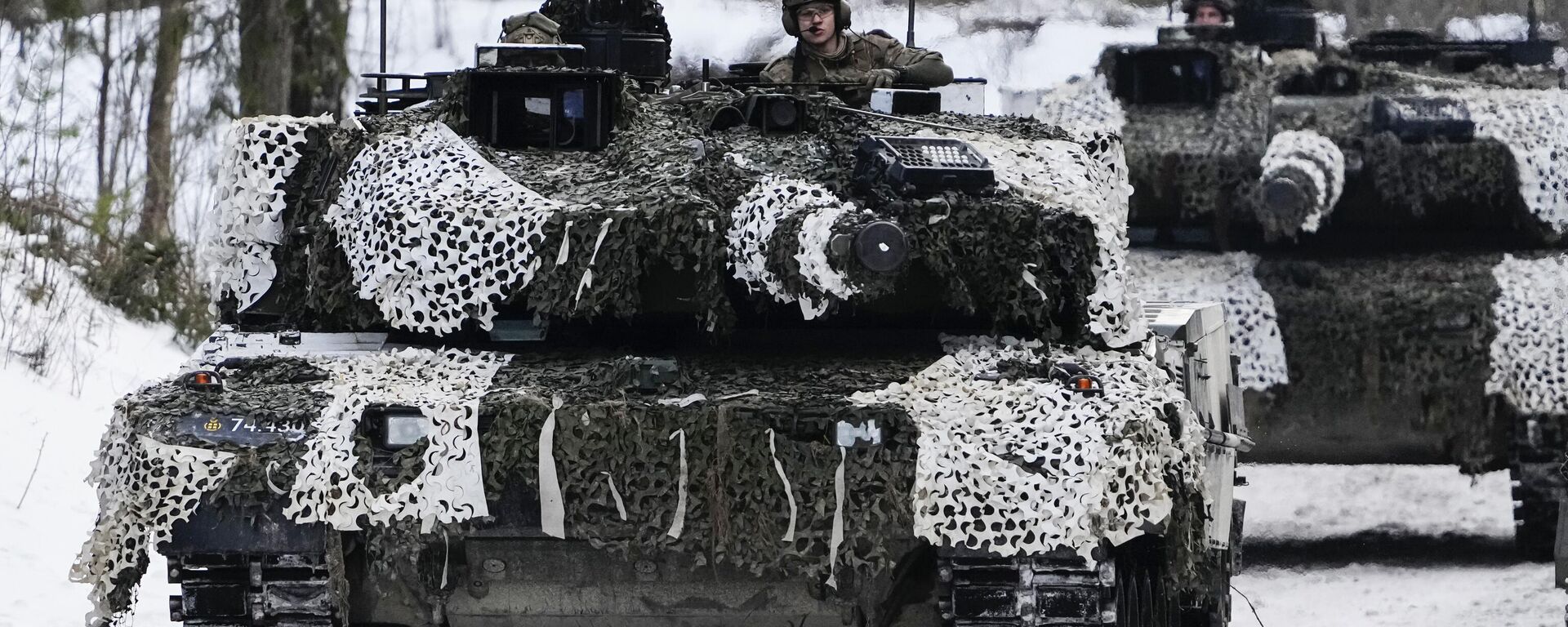 Tanques dinamarqueses Leopard 2A7 em movimento durante os exercícios militares do Acampamento de Inverno 23 perto de Tapa, Estônia, 5 de fevereiro de 2023 - Sputnik Brasil, 1920, 01.04.2025