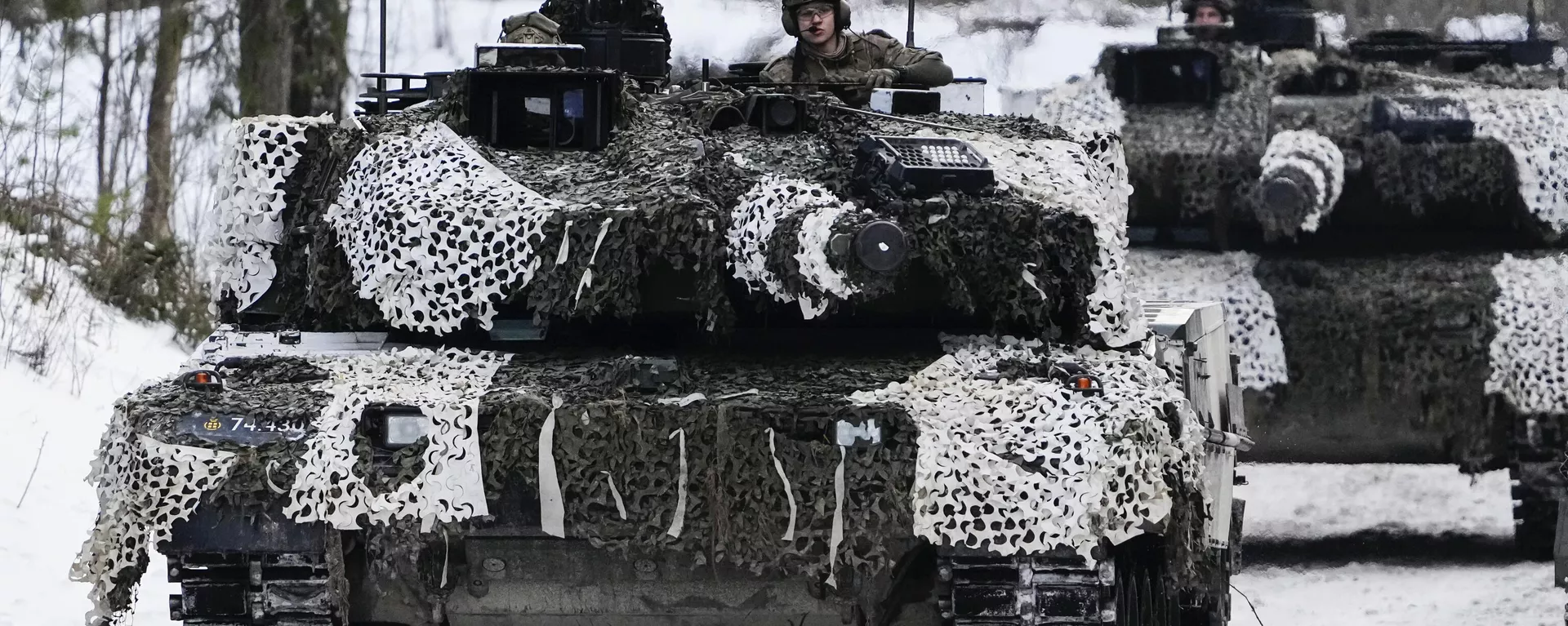 Tanques dinamarqueses Leopard 2A7 em movimento durante os exercícios militares do Acampamento de Inverno 23 perto de Tapa, Estônia, 5 de fevereiro de 2023 - Sputnik Brasil, 1920, 01.04.2025