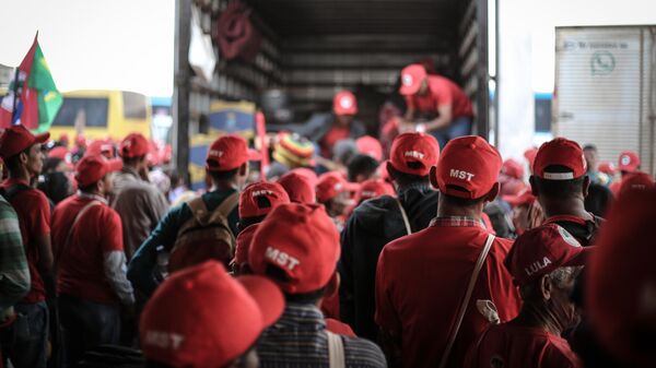 Militantes do Movimento dos Trabalhadores Rurais Sem Terra (MST) durante a Marcha Nacional Lula Livre, em 1º de agosto de 2018 - Sputnik Brasil