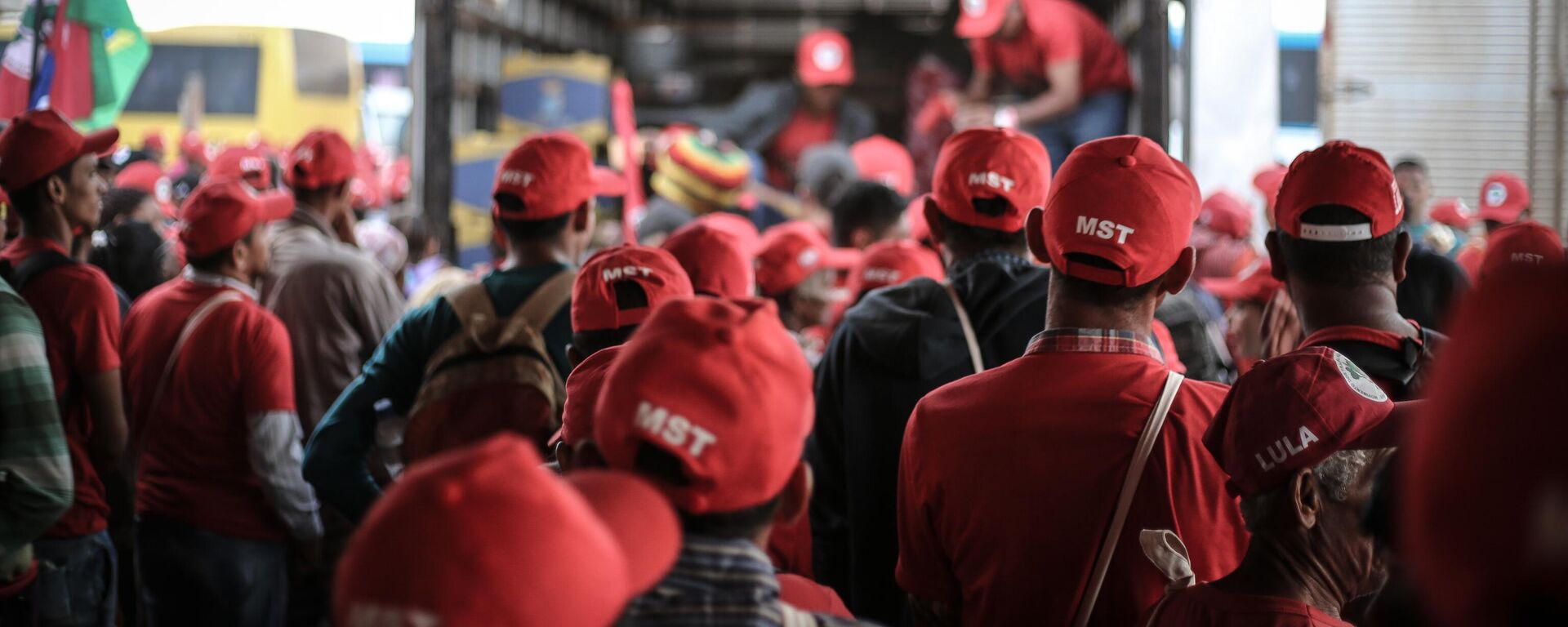 Militantes do Movimento dos Trabalhadores Rurais Sem Terra (MST) durante a Marcha Nacional Lula Livre, em 1º de agosto de 2018 - Sputnik Brasil, 1920, 01.04.2025