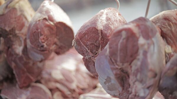 Açougueiros cortam e embalam carne em um mercado em Campo Mourão, Brasil, 7 de dezembro de 2019 - Sputnik Brasil