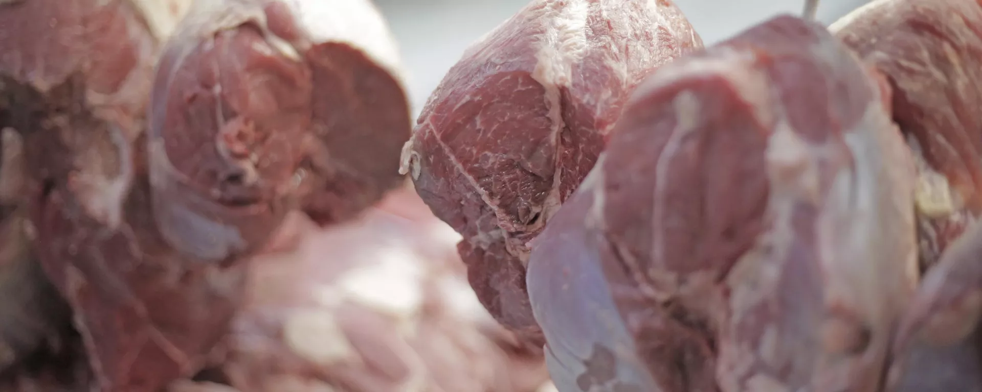 Açougueiros cortam e embalam carne em mercado de Campo Mourão (PR). Brasil, 7 de dezembro de 2019 - Sputnik Brasil, 1920, 29.07.2025